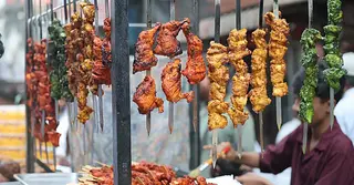 প্রথম রোজায় চকবাজারে জমজমাট ইফতারি বাজার, ঐতিহ্যের টানে রাজধানীবাসীর ভিড়